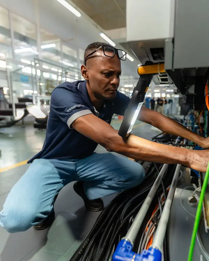 Intergraph technician connecting a Heidelberg Speedmaster CX 104 unit
